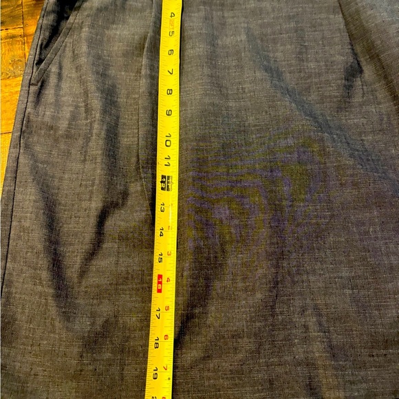 LOFT Ann Taylor Loft Dark Blue
Chambray Skirt Size 10. Pockets and size zip. - Picture 10 of 10